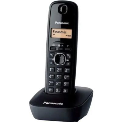 gros plan d'un téléphone sur un support sur fond blanc