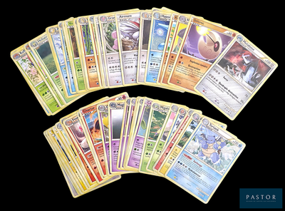 beaucoup de cartes pokemon sur la table