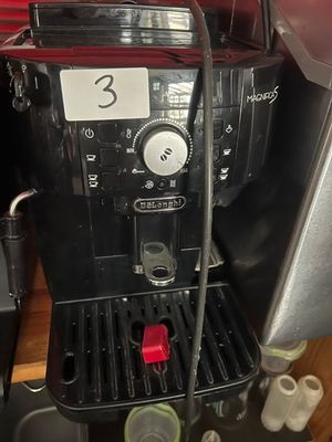 une machine à café posée sur une table