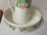 une tasse et une soucoupe posées sur une assiette, sur une table