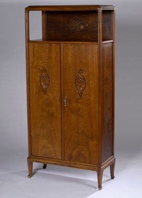 une armoire ancienne en bois, dotée de deux portes et d'une étagère au-dessus