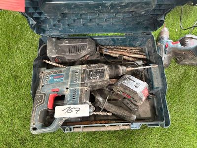 une boîte à outils remplie d'outils posée sur l'herbe