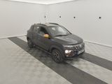 la photo d'une voiture dans un garage au sol en damier
