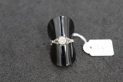 gros plan d'une bague sur une table avec une étiquette de prix