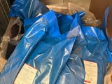 de nombreux sacs bleus rangés dans une boîte