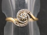 Gros plan sur une bague en or ornée d'un diamant