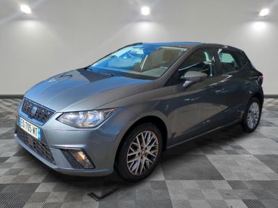 un siège IBE gris dans un showroom au sol carrelé