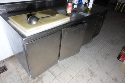 une photo d'une cuisine avec un évier et un plan de travail