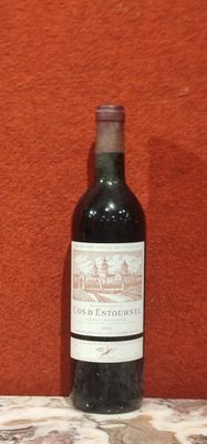 une bouteille de vin posée sur une table à côté d'une bouteille de vin