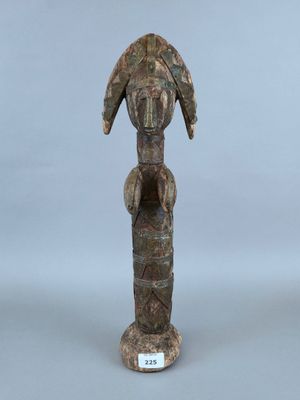 gros plan d'une statue représentant une personne coiffée d'un chapeau