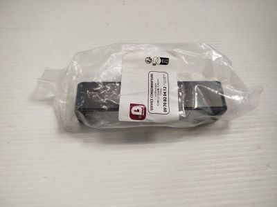 un téléphone portable dans un sac en plastique, posé sur une table