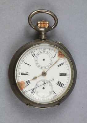 une montre de poche en argent avec des chiffres romains