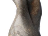 une image représentant une sculpture représentant un vase sur fond blanc