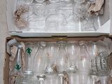 une boîte de verres à vin vides posée par terre