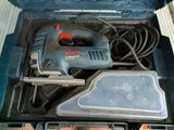 une boîte à outils bleue avec des outils à l'intérieur