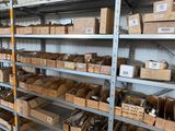 de nombreux cartons et boîtes sur les étagères de l'entrepôt