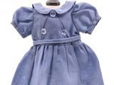 une robe bleue posée sur un mannequin, sur fond blanc