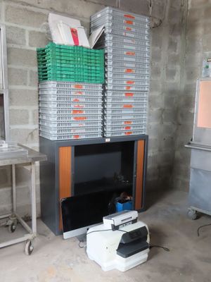 de nombreuses piles de cartons empilées les unes sur les autres dans une pièce