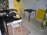 une table et des chaises dans une pièce dont la porte est jaune