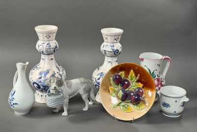 de nombreux vases et bols posés sur une table