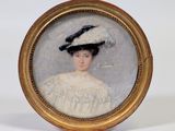 portrait d'une femme en robe blanche et chapeau, dans un cadre doré