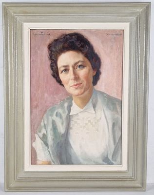 portrait d'une femme vêtue d'un chemisier blanc et d'un châle bleu