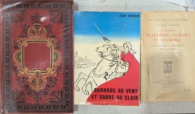 Plusieurs livres sont posés sur une table où figure l'image d'un homme à cheval