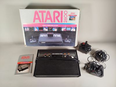 une boîte sur laquelle figure un jeu, posée sur une table