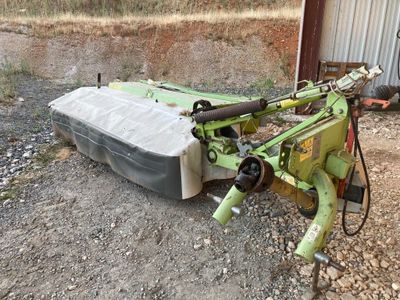 une machine verte qui est à l'arrêt dans la boue