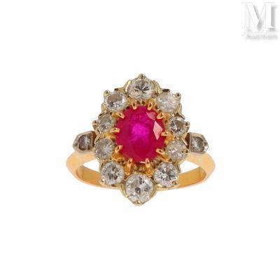 gros plan d'une bague en diamant rose et blanc sur fond blanc