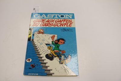 la couverture d'une bande dessinée sur laquelle figure un homme sur un snowboard