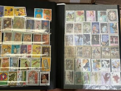 beaucoup de timbres sur les pages d'un livre