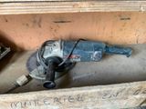 une perceuse posée sur une boîte