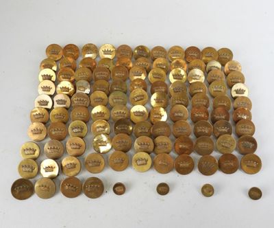 un tas de pièces d'or posé sur une table blanche