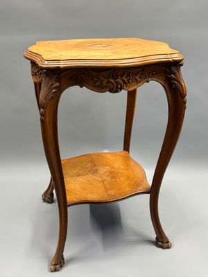 une petite table en bois surmontée d'une étagère