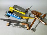 les nombreux types d'outils qui se trouvent sur la table