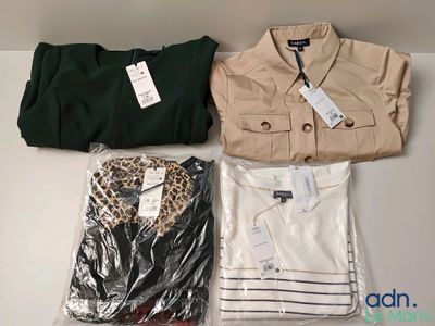 trois paires de chemises et un pantalon posés sur une table