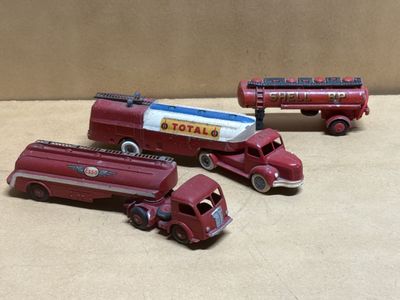 quatre camions de pompiers miniatures posés sur une table