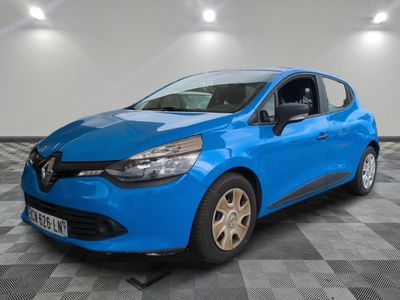une voiture bleue est garée dans une pièce au sol à carreaux