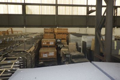 un grand entrepôt rempli de boîtes et de palettes