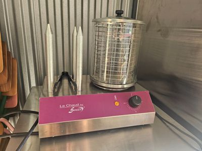 un petit mixeur posé sur le plan de travail d'une cuisine