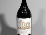 une bouteille de vin posée sur une table