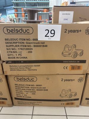 Plusieurs cartons sont empilés les uns sur les autres dans un magasin.