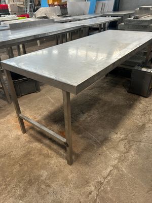 table en acier inoxydable avec pieds