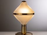 un gros plan d'une lampe posée sur une table, sur fond gris