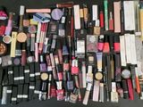 beaucoup de produits de maquillage et de beauté sur la table