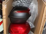 deux cartons contenant des casques de moto et un cyclomoteur