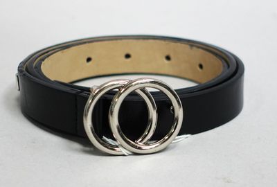 une photo d'une ceinture noire ornée de deux anneaux argentés