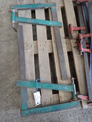 une palette en bois sur laquelle sont posés tout un tas d'outils