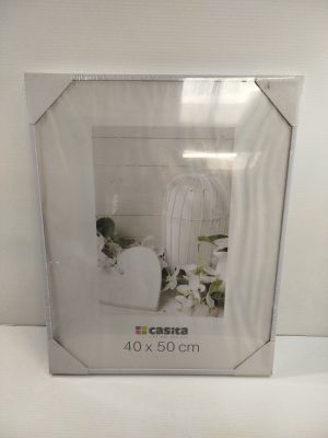 une photo d'une photo d'un bébé dans un berceau